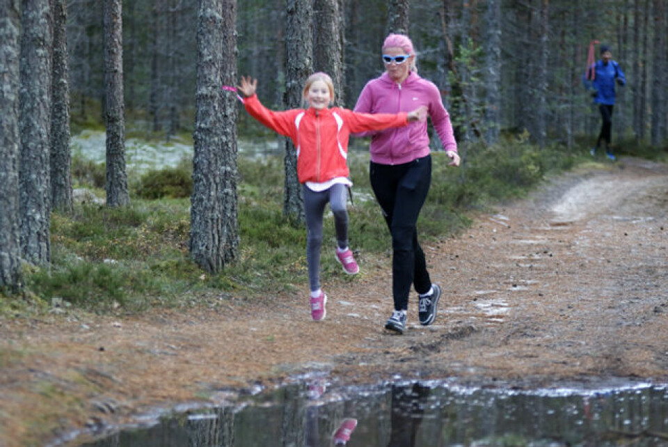Rosa Sløype-løpet i Stavåsen med utrolige 600 deltakere Jentehopp.jpg