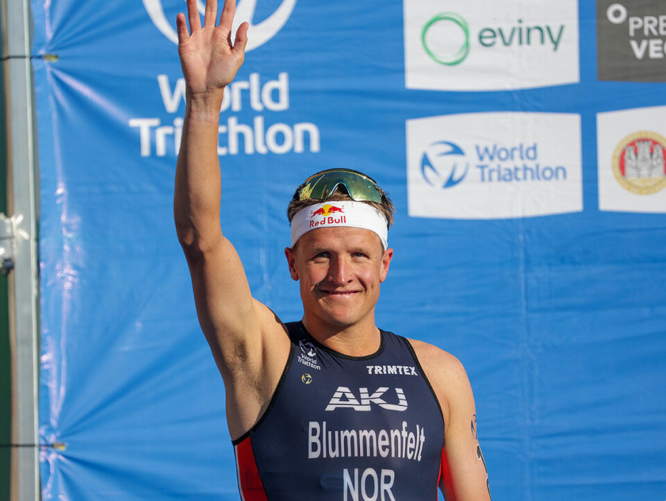 Kristian Blummenfelt har ikke mistet taket på å levere topp prestasjoner i triatlon. Han har gjennom karrieren vunnet det meste av det som kan vinnes innen triatlon. Her er han på en premiepall der han ikke vant, men ble nummer to: World Triathlon Cup i Bergen i 2022. (Foto: Arne Dag Myking) Kristian Blummenfelt
