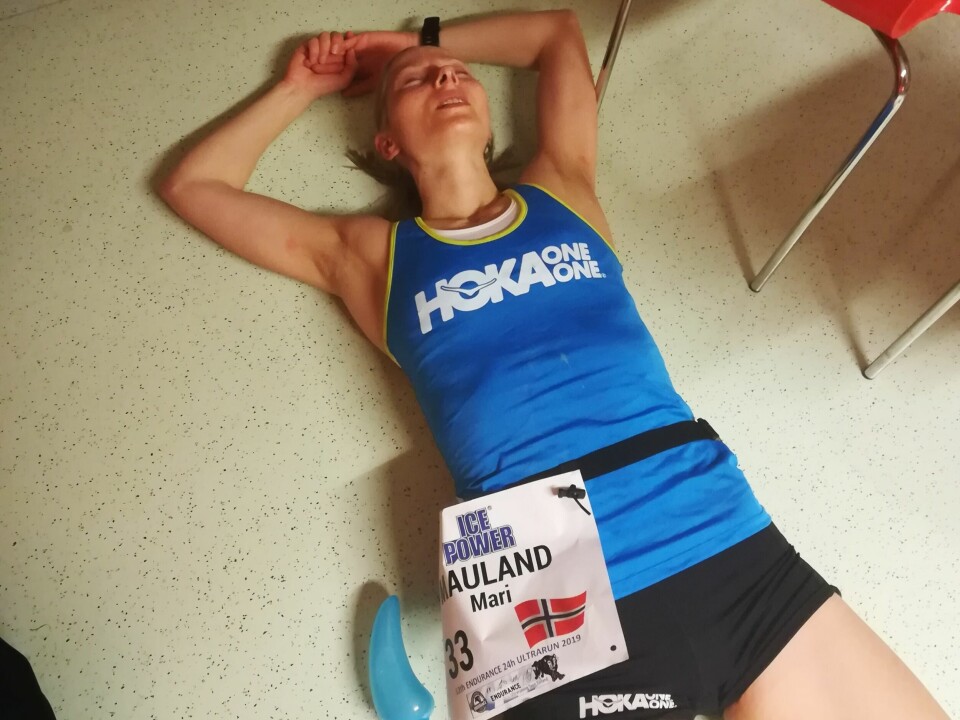 Mari Nustad Mauland flater ut etter 210 kilometer på 24 timer. (Foto: Sara Nustad Mauland) Mari Nustad Mauland flater ut etter 210 kilometer på 24 timer. (Foto: Sara Nustad Mauland)