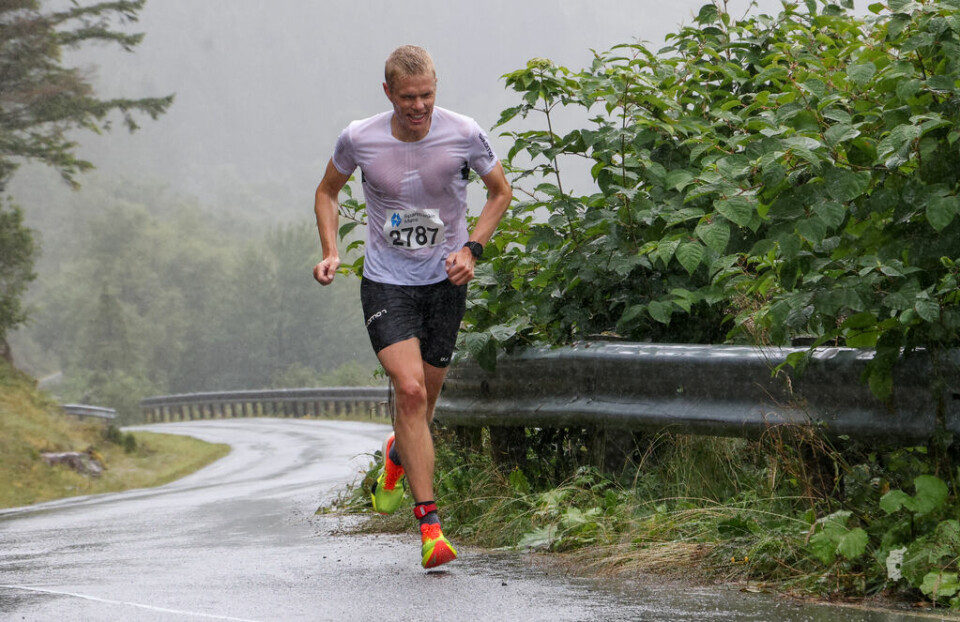 Til tross for ei våt regnbyge, Sjur Haug i godt driv over bakketoppen i Ulsetbakken før det bærer nedover og langs østsida av Snipsøyrvatnet. Foto: Martin Hauge-Nilsen. Foto_Martin Hauge-Nilsen3.jpg