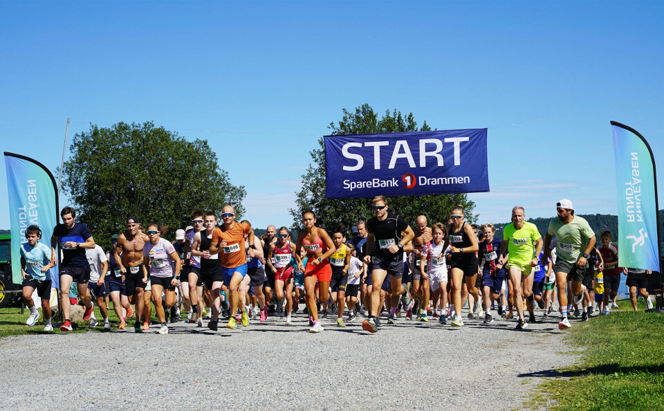 Godt over 100 løpere i alle aldre la ut fra start på Knivestranda sør for Drammen. (Foto: Eirik Jelstad) Kniveåsen Rundt