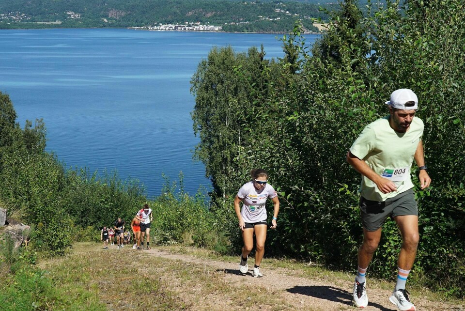 Margrethe Bergane får litt drahjelp av Marios Zere som ble nummer to i herreklassen. (Foto: Simen Langeteig)