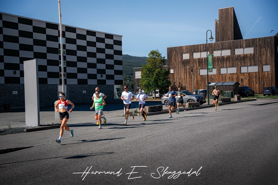 Vinner 10 km kvinner Marie Fornes Danielsen, med 40-gjengen. (Foto: Hermund Englund Skuggedal)