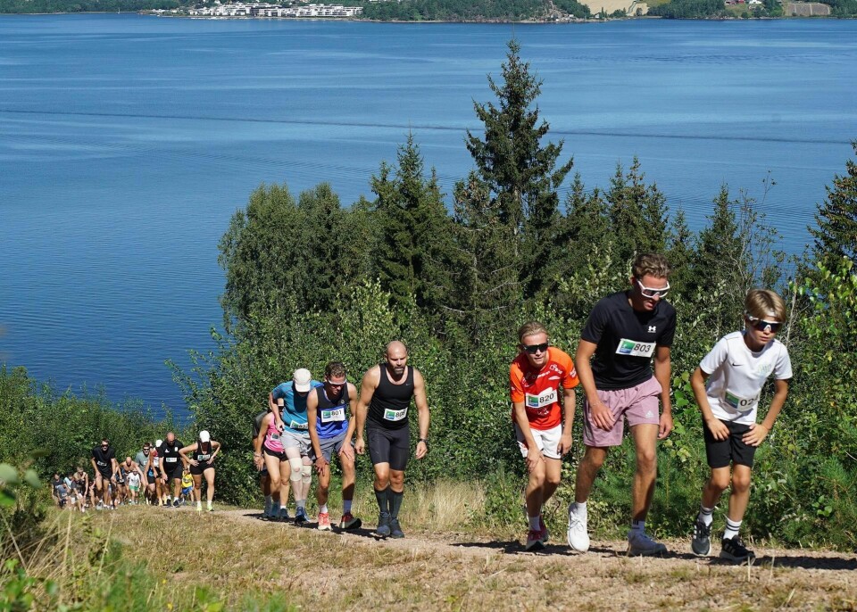 Lenger bak kommer løperne i ei lang rekke. De fleste er ikke langt unna makspuls sjøl om de går. (Foto: Simen Langeteig)