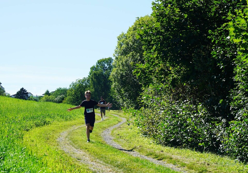 Den idylliske kjerrevegen inviterer til leik og fart. (Foto: Simen Langeteig)