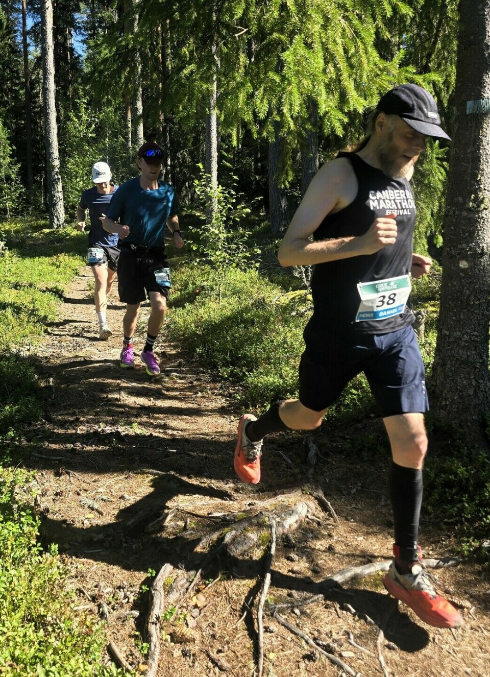 Den drøyt 6,7 km lange runden i Grue Backyard bestod av 70 % sti, hvor en del var teknisk og småkupert som Daniel Freyer her er inne i. (Foto: arrangøren)