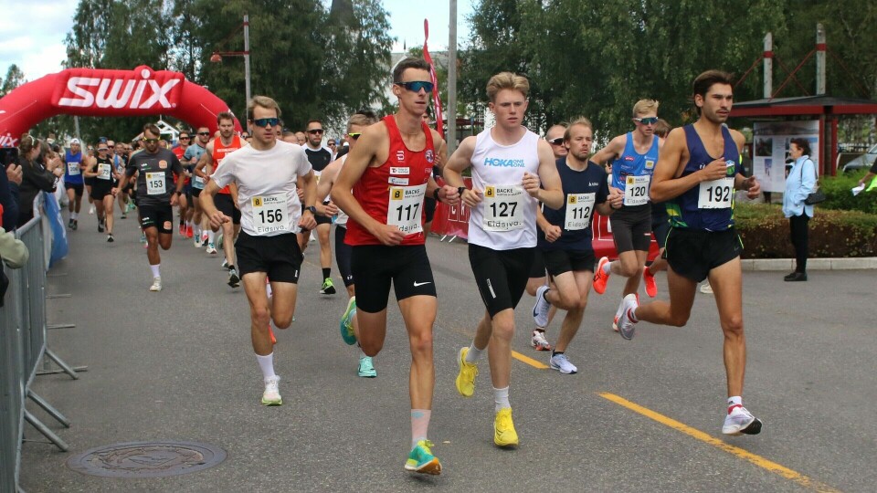 Nesten 100 løpere legger av gårde på hoveddistansen 10 km i Trysil sentrum lørdag. (Foto: Rolf Bakken) Nesten 100 løpere legger av gårde på hoveddistansen 10 km i Trysil sentrum lørdag. (Foto: Rolf Bakken)