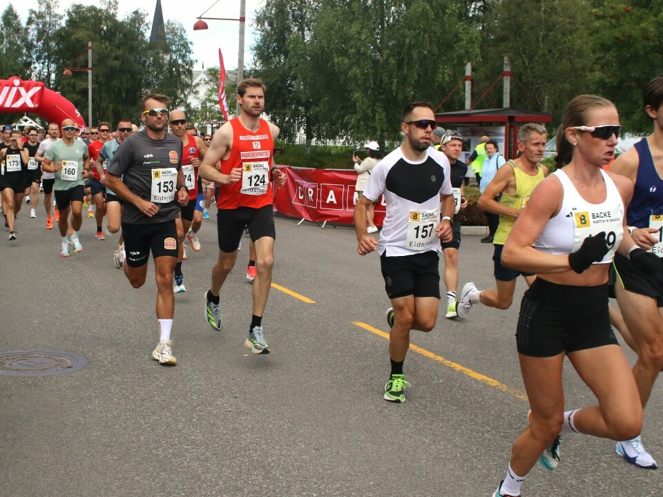 Petter Northug jr og Nils Kristen Sandtrøen side om side ut fra start bak kvinnevinneren Liv Tone Heramb som kom i mål på 10 km midt i mellom de to profilene. (Foto: Rolf Bakken)