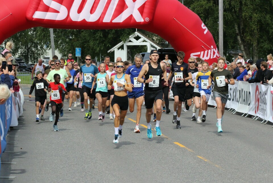 Selma Løchen Engdahl og Bastian Karlsen Antonsen med 45 løpere og vinden i ryggen ut fra start på 5 km. (Foto: Amund Sigstad)