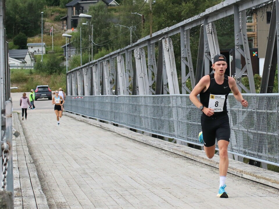 Ti sekunder skilte herre- og damevinneren på brua som ble til 14 sekunder i mål. (Foto: Amund Sigstad)