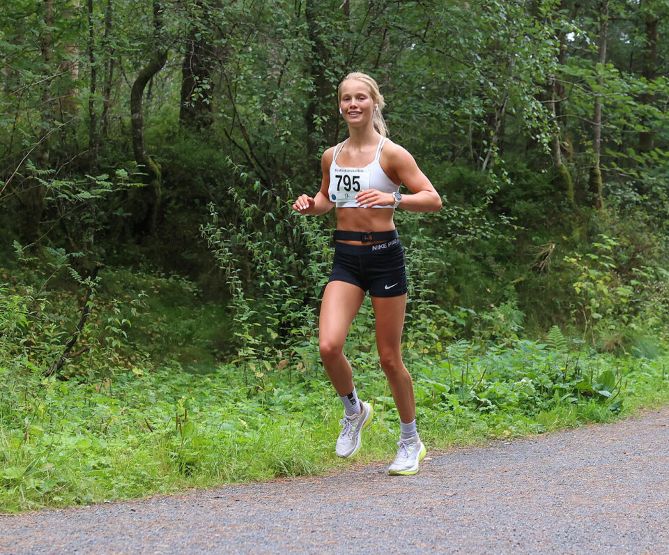 Hanna Aabrekk-Sørensen var den yngste kvinnen som prøvde seg på helmaraton (Kvinner 18-19). Hun lå lenge på en 4. plass, men brøt løpet litt etter halvveis.