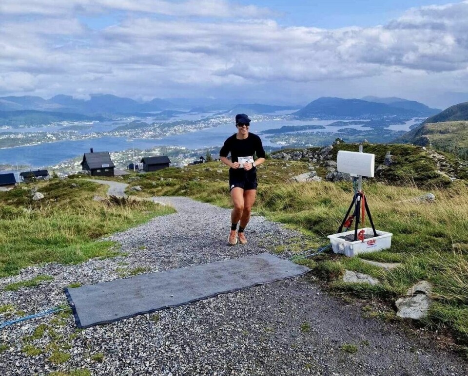 Beste kvinne i Vardeløpet i 2024, Stine Flo går i mål ved Vonhytta. Foto: Arrangør Beste kvinne i Vardeløpet i 2024, Stine Flo går i mål ved Vonhytta. Foto: Arrangør