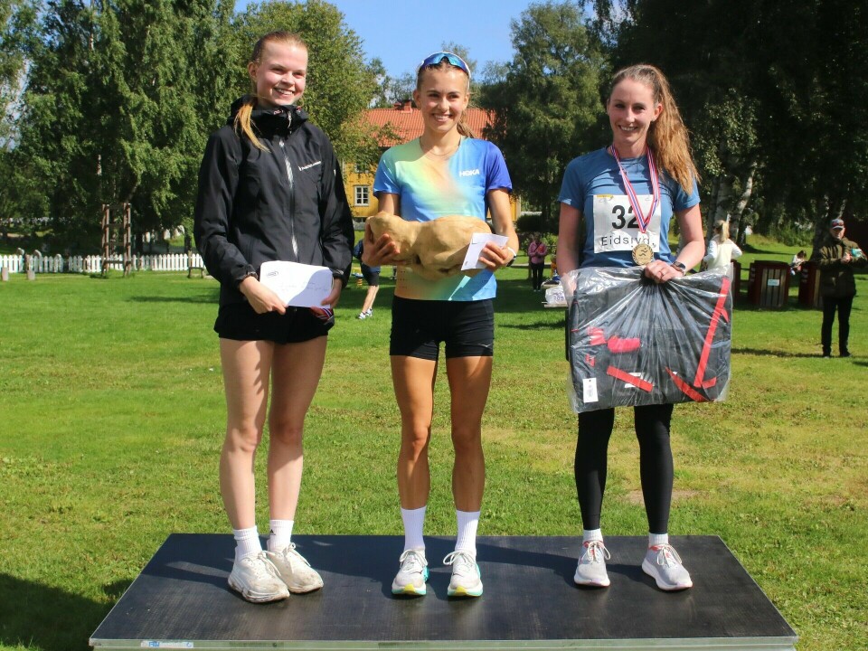 Tre blide premierte jenter på 5 km (fra v.): Thea Østeng, Selma Løchen Engdahl og Catharina Einvik. (Foto: Rolf Bakken)