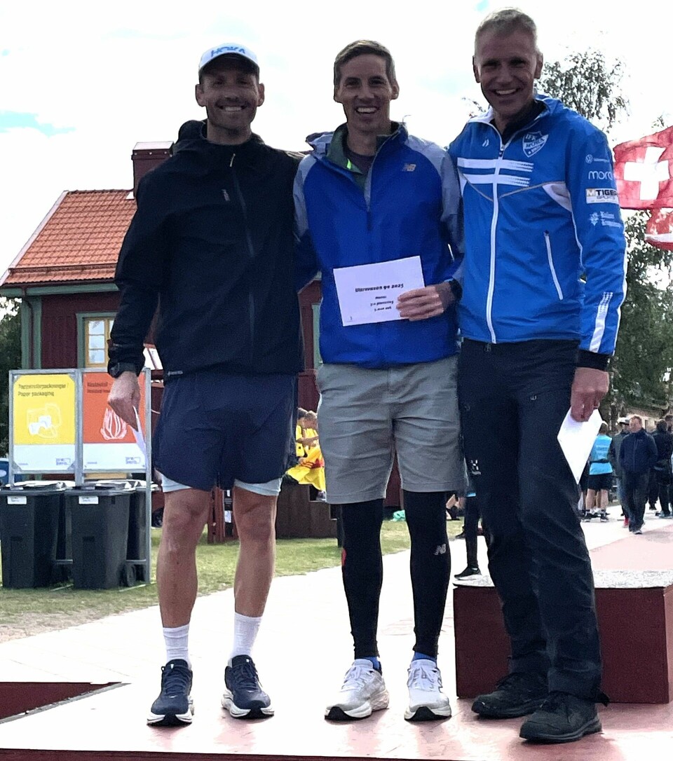 En blid Didrik Hermansen til tross for den “sure 4. plassen' på podiet sammen med britiske AndrewDavies og den svenske storløperen Jonas Buud. (Foto: Marit Bjerknes)