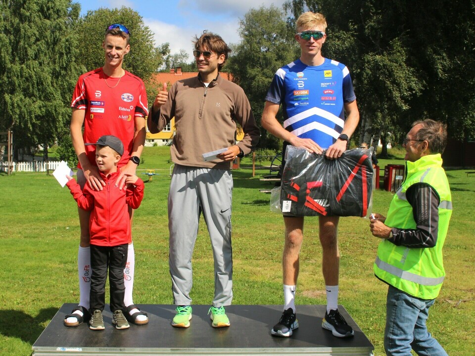 Fra v. Magnus (og Ulrik) Torp Antonsen, Vegard Sæbu og Ulrik Auestad Tollefsen sammen med en fornøyd løpsleder Nils Erling Myhr. (Foto: Rolf Bakken)