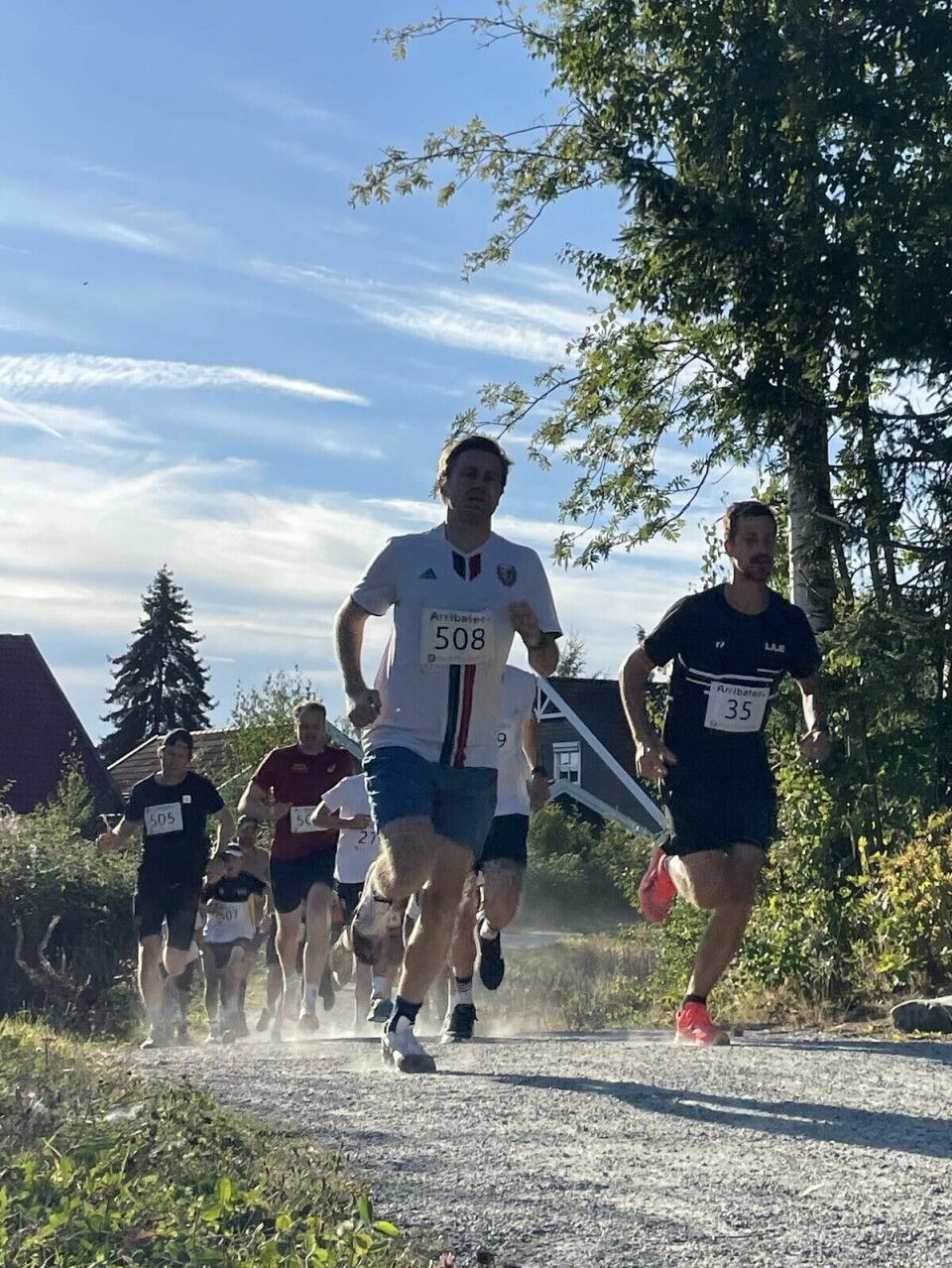 Starten har gått så støvskyen står bak vinneren Anders Jacobsen (35) og treeren, Tor Kristian Hansen (508). Hobergløpet Hamarkarusellen Hedmark Innlandet