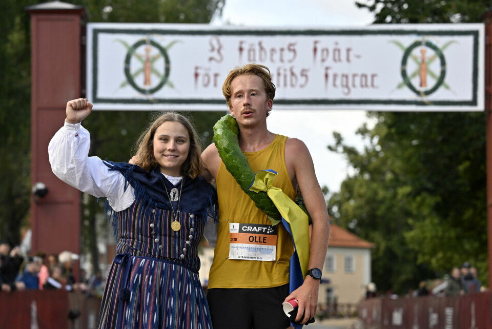 Vinner Olle Meijer sammen med kranskullan. (Foto: Vasaloppet) Sälen 250816Starten VasastafettenFoto Nisse Schmidt