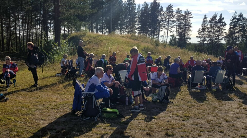 Samlingsplass i høstsola på Strandbygda skistadion. Samlingsplass i høstsola på Strandbygda skistadion.