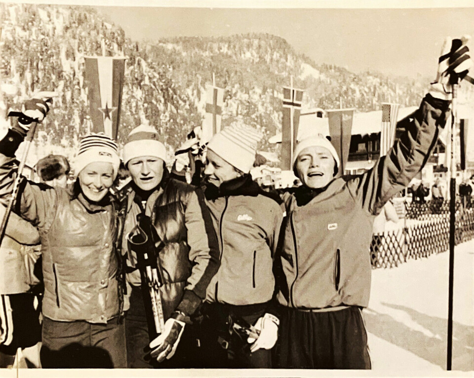 Stafettjubel:Det norske laget med Marit Myrmæl, Berit Aunli, Berit Johannessen og Anette Bøe jubler etter seieren i stafetten i Reit im Winkl i januar 1980. (Foto: Arbeideravisa, ukjent fotograf)