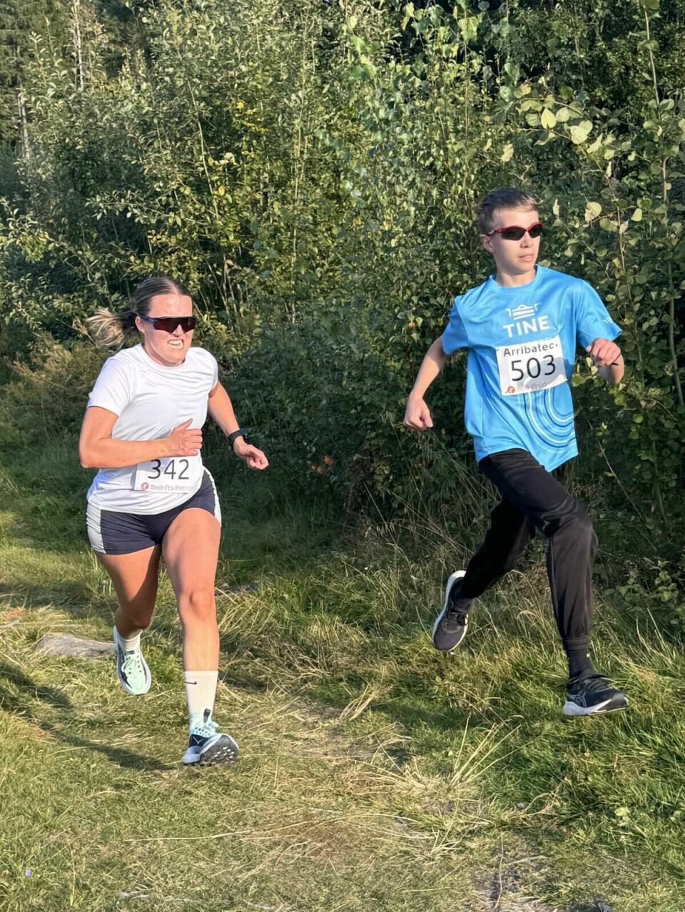 Anna Bårdseng spurter side om side med Johannes Riise. Hobergløpet Hamarkarusellen Hedmark Innlandet