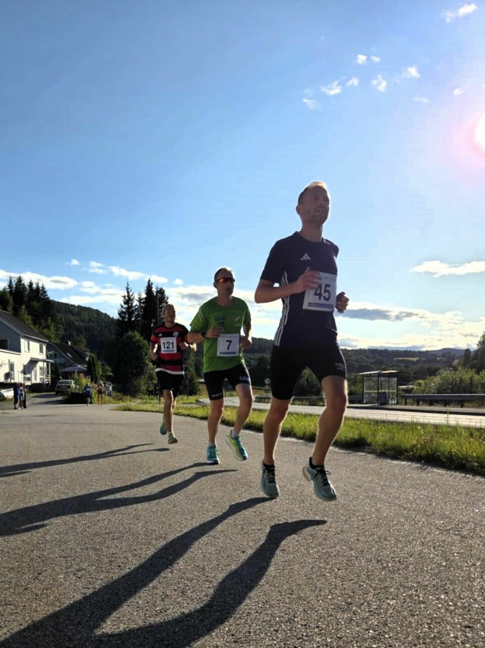 Ola Stålberg foran Gunnar Øygarden og Karl Magnus Andersen som var første over målstreken. (Foto: Rune Romnes)