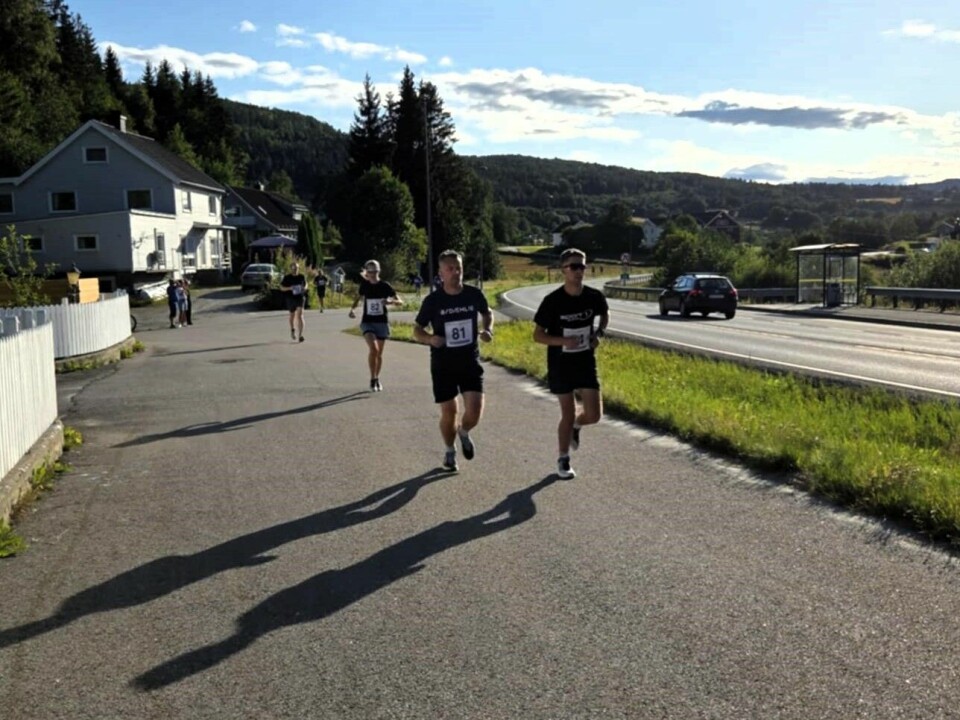 Sondre Røed Momrak kom rett fra en 5000 meter i junior-NM og tok karuselløpet i følge med far Oddvar. Bak kommer Ann Merete Røed. (Foto: Rune Romnes)