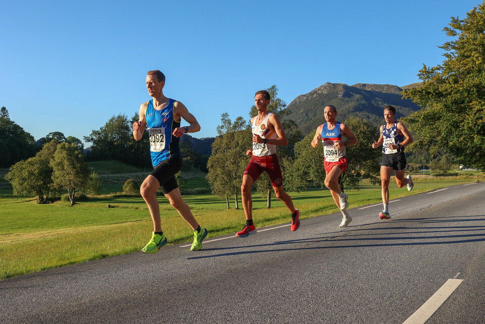 Det var en kvartett som ledet an i 10 km-løypen. Den besto av Bjørn Rusten Lundberg, Tore Akerlie, Marius Garmann Sørli og Sondre Johan Knutsen. Her er de på vei gjennom de landlige omgivelsene på Unneland.
