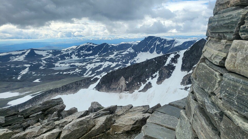 Utsikt:Det er litt av ei utsikt frå toppen av Snøhetta. (Foto: Marianne Røhme / Kondis © Kondis) Fra sommeren 2025 for Marianne Røhme. Toppen av Snøhetta