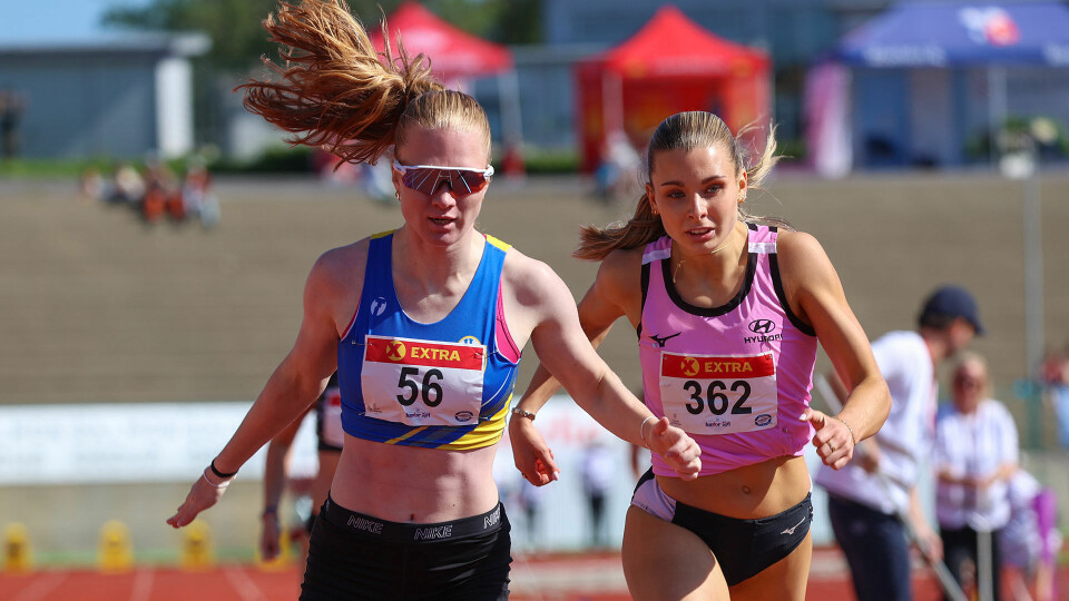 Mina Mikkelsen Sørensen (til v.) tar 800 m-gullet med minimal margin til Emma Endresen. (Foto: Arne Dag Myking) Mina Mikkelsen Sørensen tar 800 m-gullet med minimal margin til Emma Endresen. (Foto: Arne Dag Myking)