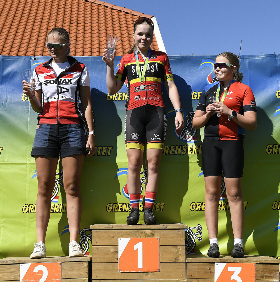 Grenserittet Ung 15-16 år. På 1. plass: Ingeborg Snopestad, Halden CK, 2. plass Tiril Østby Haave, Brumunddal SK og 3. plass Julie Trandem, CK Valdres. (Foto: Bjørn Johannessen)