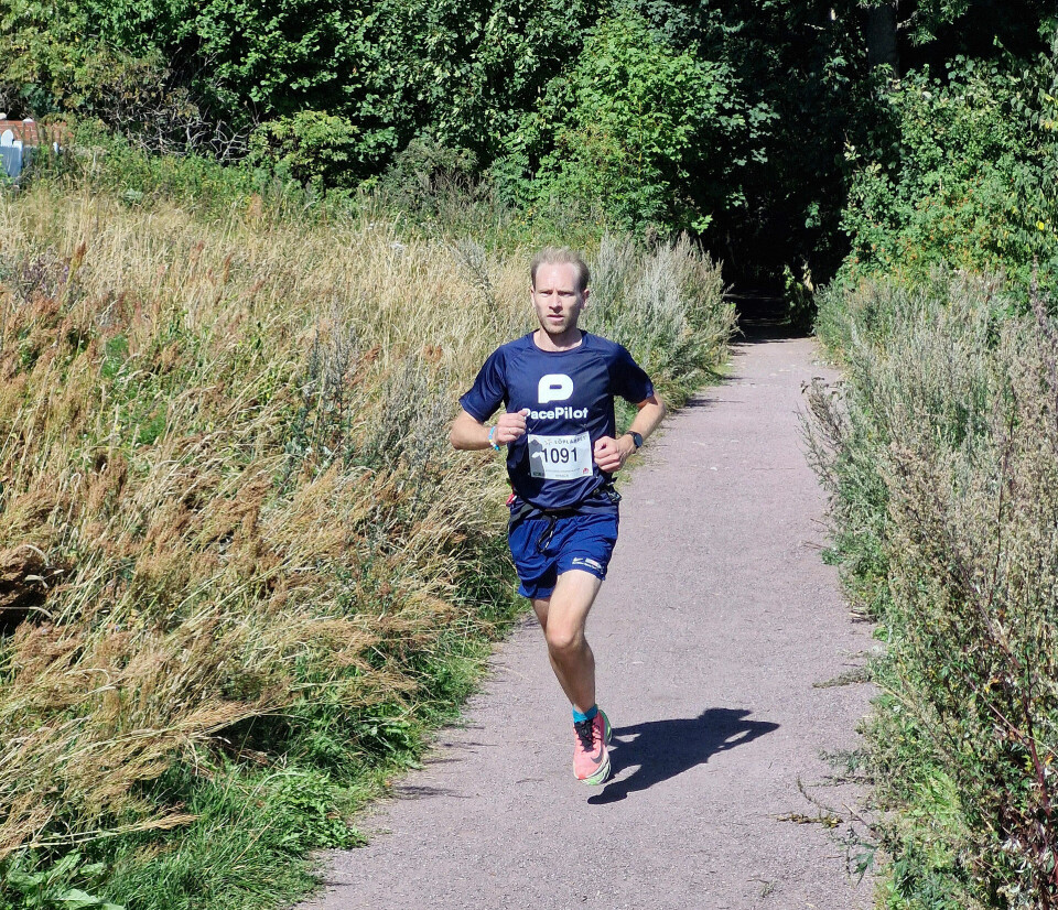 Ut av skogen ved rundt 5 km. Kjetil Sandem er nummer to ut av skogen og blir nummer 2 i mål.