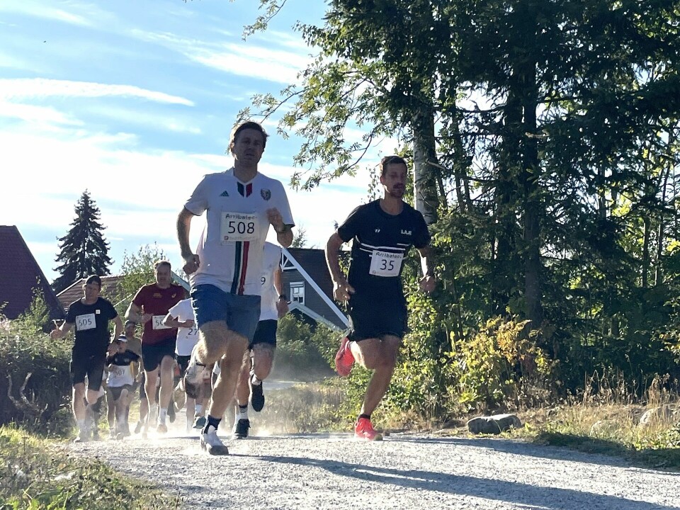 Starten har gått så støvskyen står bak vinneren Anders Jacobsen (35) og treeren, Tor Kristian Hansen (508). (Foto: Elin Simensen)
