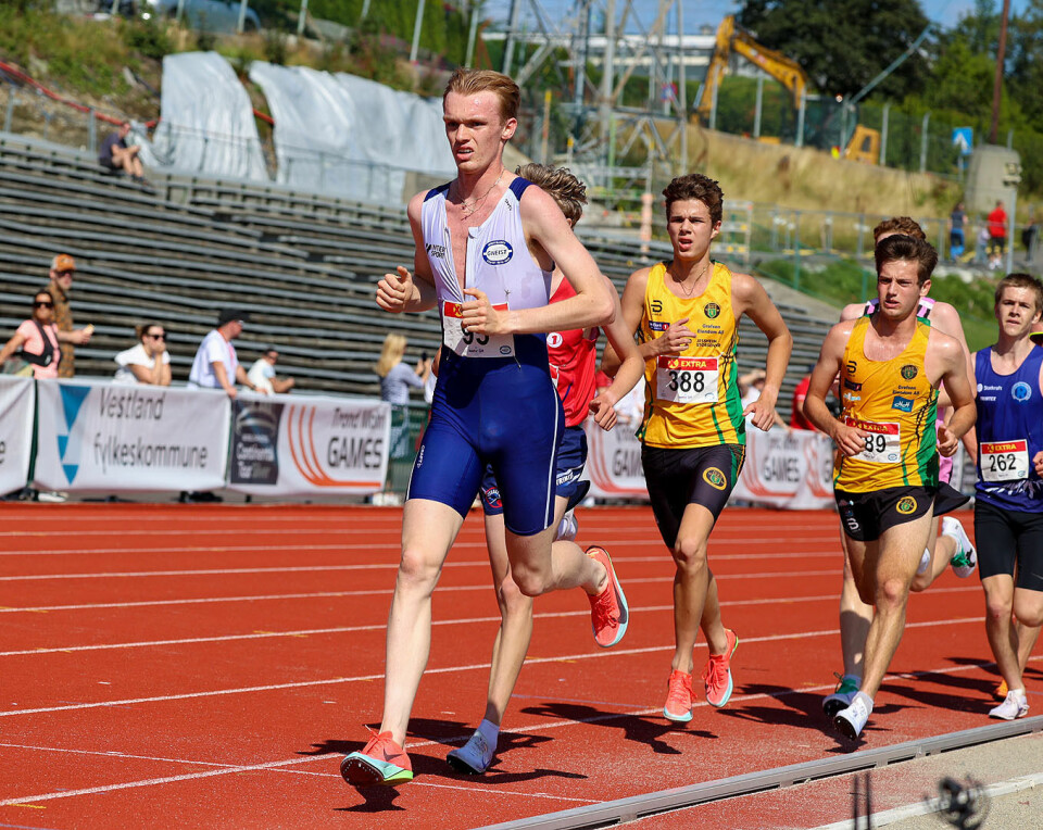 Aleksander Hauge Øyen var aktivt med i front. Gneist-gutten har nå virkelig tatt steget inn blant de aller beste juniorene her i landet. Han hadde U20-EM-kravet på 3000 meter inne, men ble ikke tatt ut på landslaget som konkurrerte i Finland sist helg.