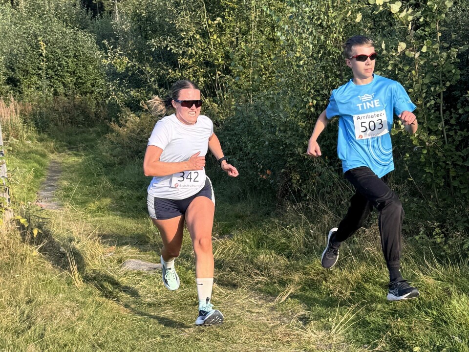 Anna Bårdseng spurter side om side med Johannes Riise. (Foto: Hilde Hagevik Odde)