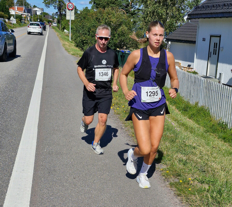 style='text-align: left;'>Teten i mosjonsklassen, som startet en time før konkurranseklassen, er 9 km ut i løypen, og løperne må i noen km forholde seg til trafikken tett på. Hans Kenneth Borgersen og Hannah Håvardsrud holder likevel stilen.Samleside for kondis.no's dekning av Kystleden Halvmaraton tidligere år