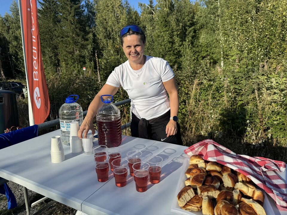 Bedriftsidretten hadde Stange kommune som medarrangør på tirsdagens løp, og Elin Simensen vartet opp med hjemmelagde kanelsnurrer etter løpet. (Foto: Hilde Hagevik Odde)