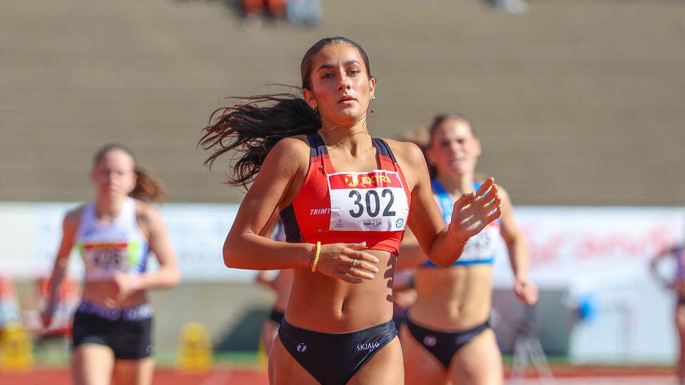 Ingen foran og heller ingen ved siden av Line Safaa Al-Saiddi på verken 200 m eller 800 m på Fana stadion søndag formiddag. (Foto: Arne Dag Myking) Ingen foran og heller ingen ved siden av Line Safaa Al-Saiddi på verken 200 m eller 800 m på Fana stadion søndag formiddag. (Foto: Arne Dag Myking)