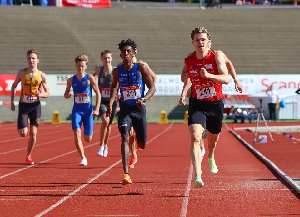 Vegard Høylo Trefall vinner 41/100 foran Filmon Gidey Hagos. (Foto: Arne Dag Myking)