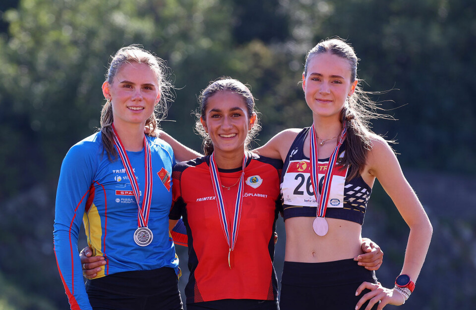 Line Safaa Al-Saiddi kunne stråle på pallen for andre gang for dagen sammen med Mari Skraastad (til v.) og Alva Margareth Boesen Skisaker(til h.). (Foto: Arne Dag Myking)
