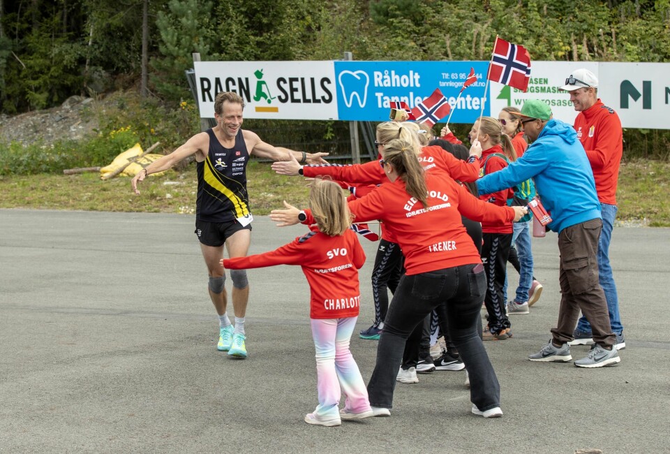 Veteranseire til Ingvild Aurdal og Harald Bjerke i Eidsvoll 6-timers mimreløp Herrevinner Harald Bjerke lot seg begeistre av heiagjengen fra EIF Håndball.jpg