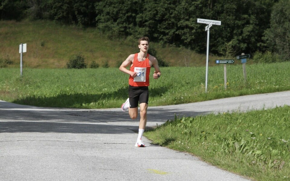 Lars-Martin Melheim, Olden IL vant 10 km under Hornindalsvatnet Maraton på tiden 32.12 Lars-Martin Melheim, Olden IL vant 10 km under Hornindalsvatnet Maraton på tiden 32.12