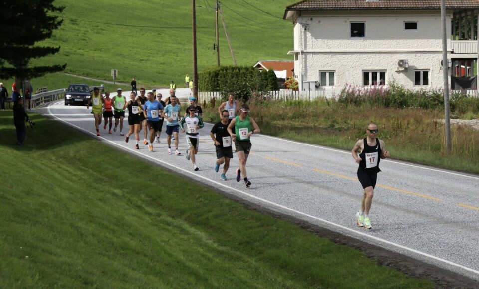 Lars Martin Melheim og Anne-Marit Brautaset vant 10 km i Hornindal Maraton_start
