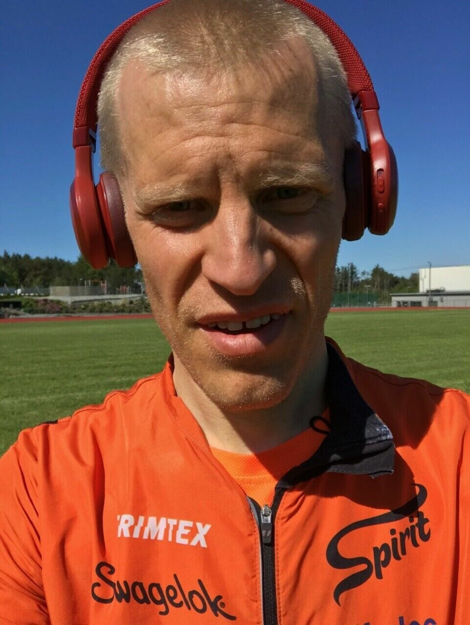 42 løpere med 75 resultater i Kondis virtuelle maraton- og ultraløp Sjur etter løpet(headset) (962x1280).jpg