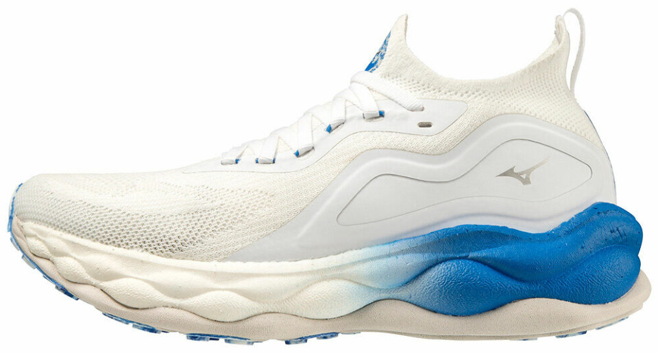 Test av treningssko for asfalt 2023 MizunoWaveNeoUltraDame.jpg